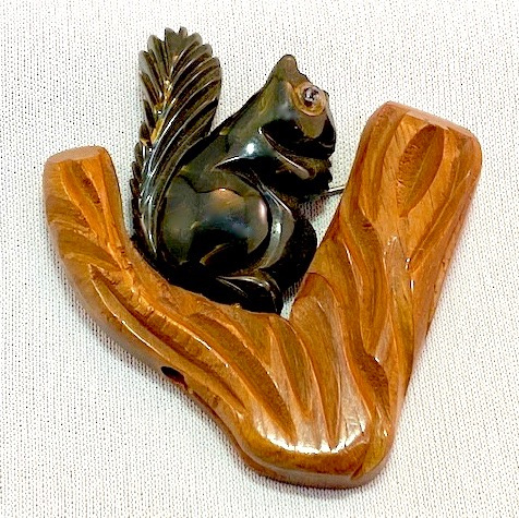 BP276 wood & bakelite squirrel pin